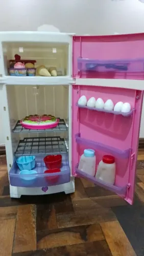 Mine geladeira rosa com acessórios.