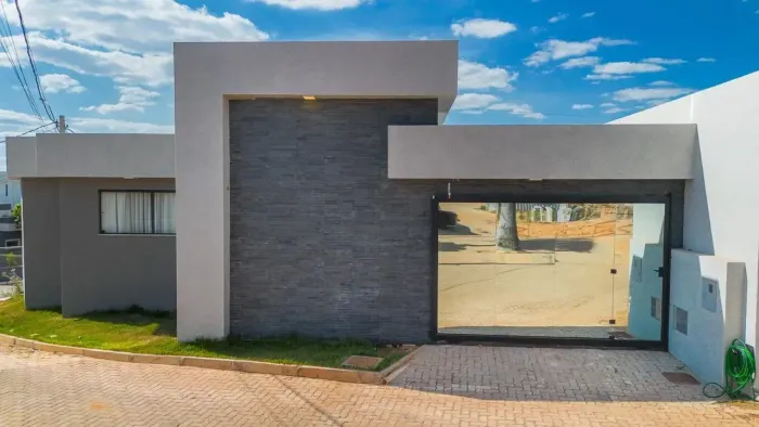 Casa em Arniqueiras | Condomínio Fechado | 3 Suítes | Totalmente Mobiliada