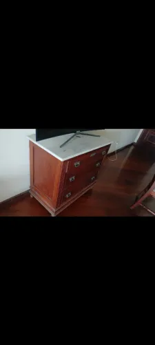 Cômoda antiga de madeira com tampo de mármore