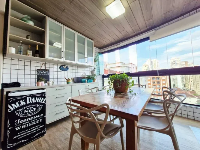 Apartamento 3 Quartos com 1 Suíte, 2 Vagas demarcadas e Varanda Pompéia, Santos
