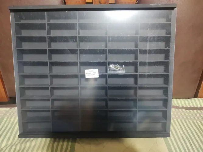 Expositor para 50 miniaturas com protetor de acrílico