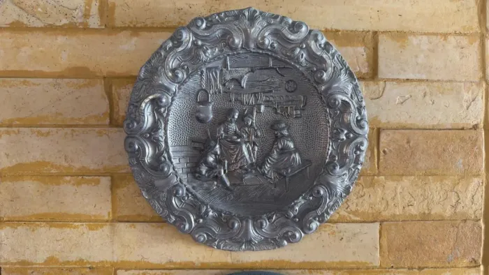 MEDALHÃO EM METAL PARA PAREDE COM CENA MEDIEVAL  