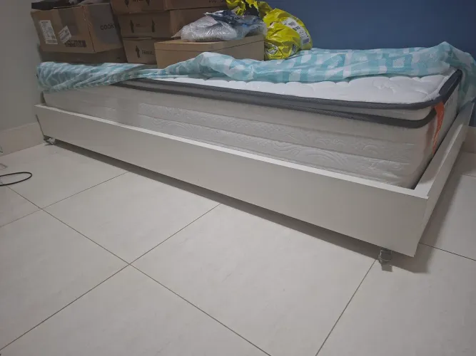 Cama Montessoriana com rodinhas em MDF e colchão solteiro