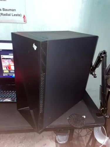 Gabinete gamer Pichau, acompanha uma ventoinha RGB