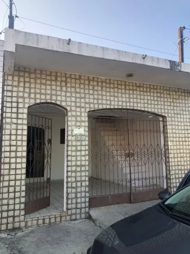 Alugo Casa no Alecrim, com 03 quartos