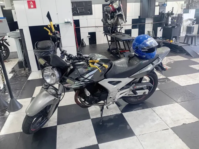 Aceito cartão CBX TWISTER 2008  capacete  por 500$ novo tem uns 2500$ de documento 