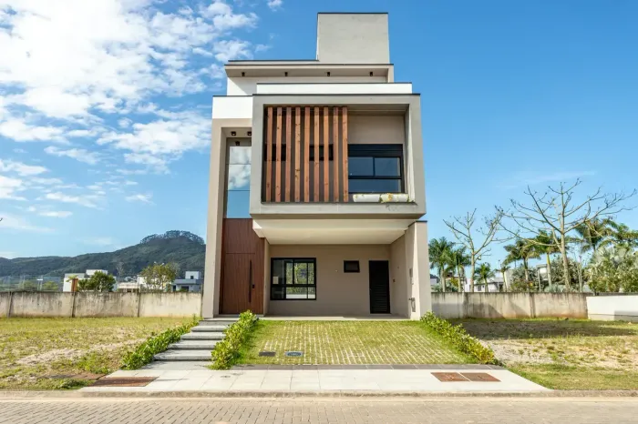 Casa de condomínio para venda possui 200 metros quadrados com 4 quartos