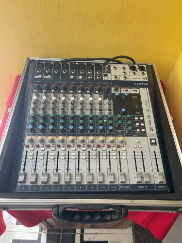 Mesa de som com 8 canais
