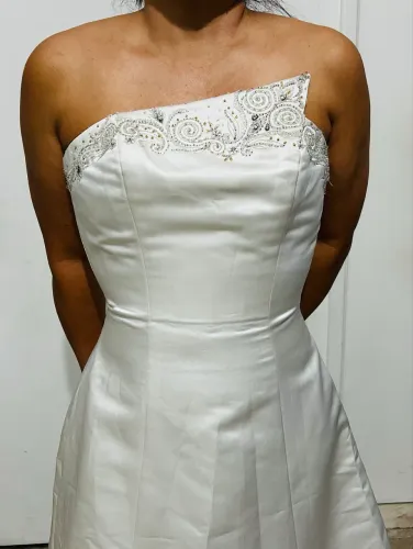 Vestido de noiva branco com detalhes bordados