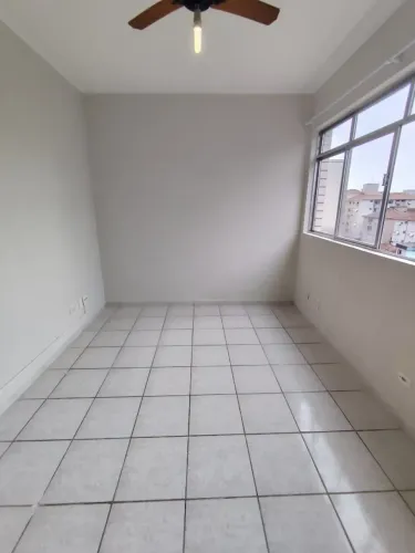 Sala comercial com 3 divisórias em excelente ponto comercial no Embaré em Santos/SP