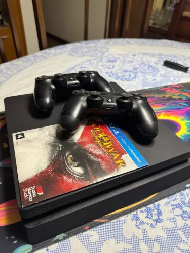 PS4 Slim 500 GB Versão desbloqueio + 3 controles originais + jogo