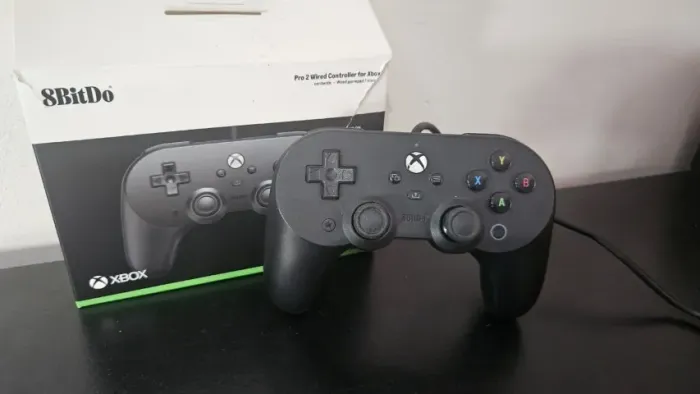 Controle 8BitDo Pro 2 Com Fio | Joysticks Hall Effect | Xbox & PC | Semi-Novo