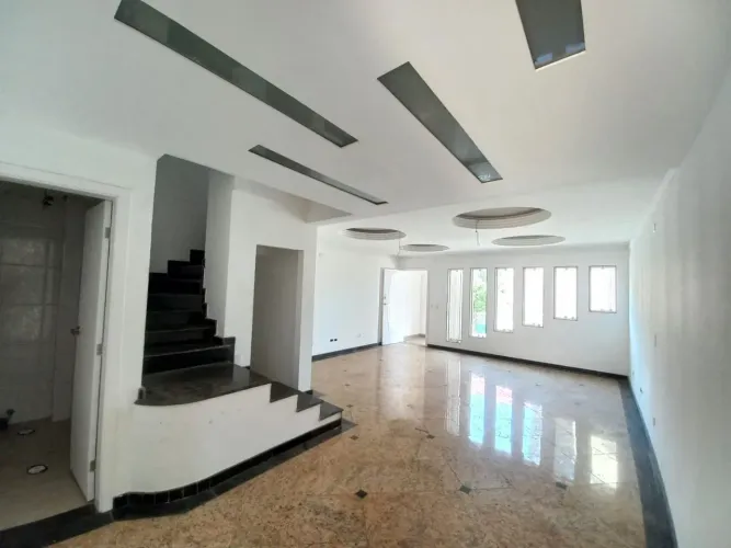 Casa em condomínio fechado à venda na Mirim em Praia Grande - SP.