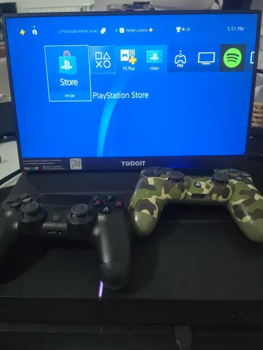 PS4 com dois controles