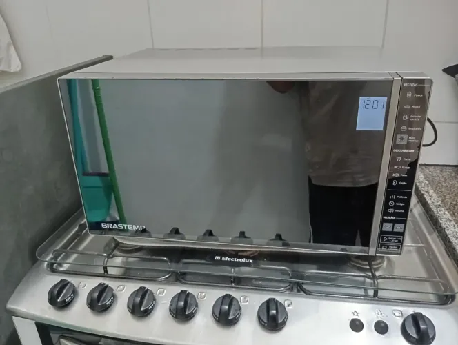 Microondas Brastemp semi-novo espelhado