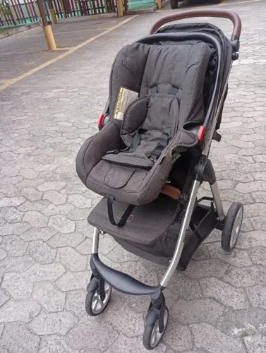 Vendo carrinho de bebê com bebê conforto ABC desing 