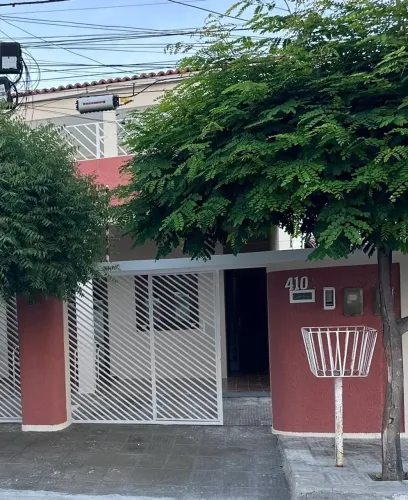 Alugo casa no 1 andar área nobre c/ garagem