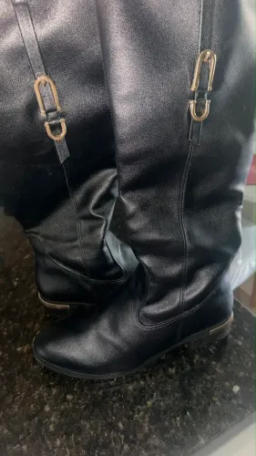 Vende-se Bota usada uma única vez