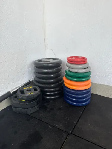 Kit de 132,5 kg em Anilhas Emborrachadas + Brinde (4 Barras de Halteres com Presilhas)