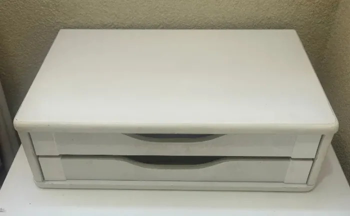 Suporte de monitor com duas gavetas feito de MDF branco