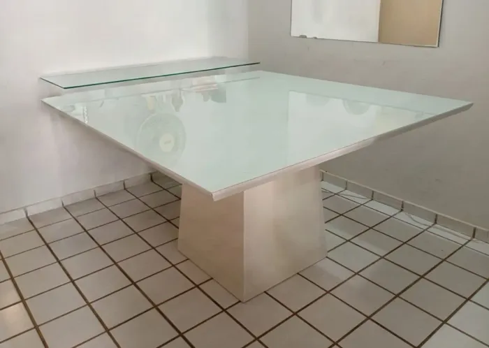 Mesa quadrada com vidro laqueado