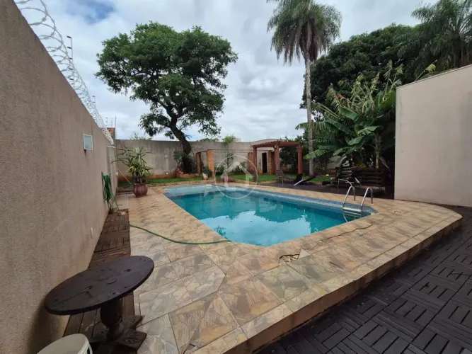 CASA COM PISCINA E 3 DORMITORIOS
