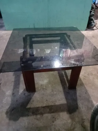 Mesa de centro de sala leia o anúncio