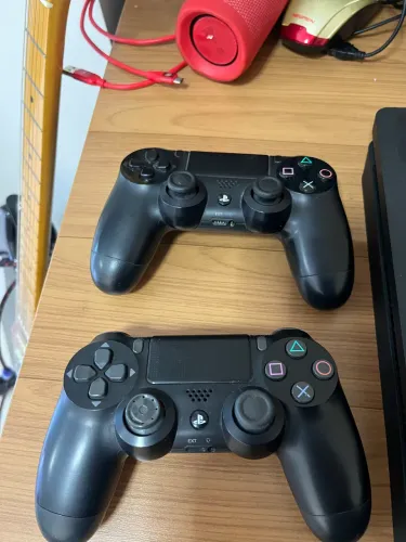 Playstation 4 - 2 controles e 4 jogos