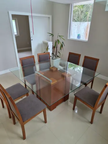 Mesa quadrada com tampo de vidro e 8 cadeiras