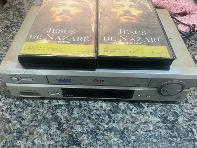 Vídeo cassete LG, acompanha 2 fitas ( Jesus de Nazaré I e II)