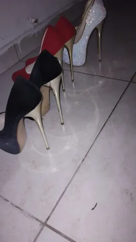 Pares de sapato glamour 22 cm R$ 450 ou 150 cada.