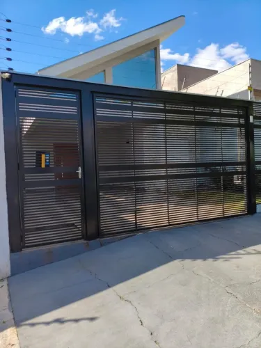 ? CASA PARA LOCAÇÃO | 1 SUÍTE + 2 QUARTOS, COZINHA MOBILIADA E JARDIM ?