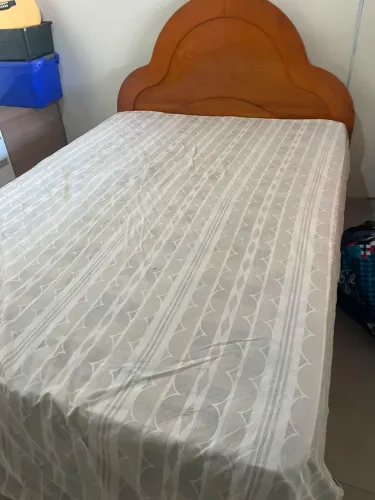 Cama de Casal de madeira e colchão