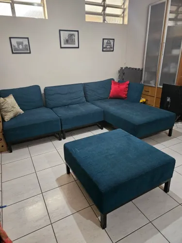 Sofá em módulos com chaise e puf (Várias opções de configuração)