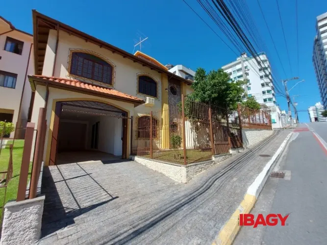 Excelente Casa 4 dormitório(s) em Barreiros - São José