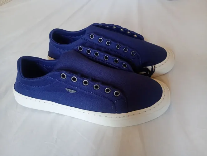 Sapatos casual.