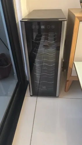 Vendo adega de vinhos, com espaço para 12 garrafas