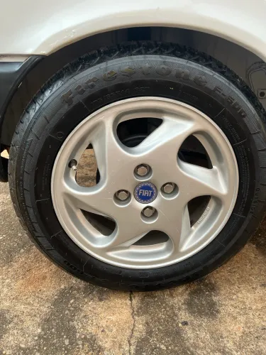 Vendo roda Fiat aro 14 pneu 175/65 r14 em perfeitas condições 