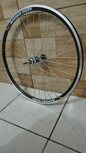 Roda montada traseira aro 26 Vzan e cubo de alumínio. (Nunca usado, em perfeito estado)