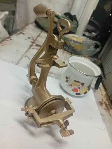 Moedor de soja e grãos antigo