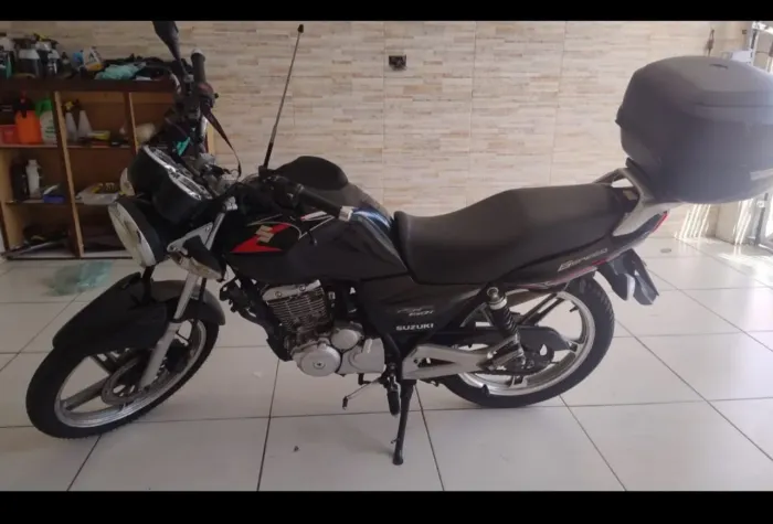 Moto Suzuki boa conservada