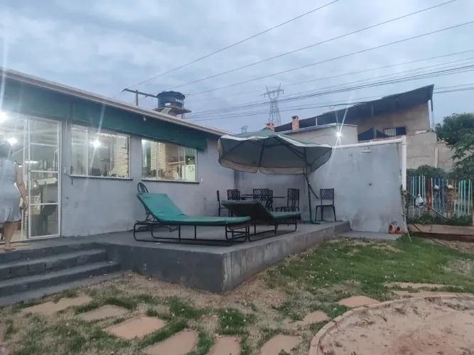 Minichácara no DF com terreno de 1.100 m², suíte com closet e área gourmet