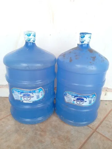 2 Galões de 20 Litros de Plástico ( Para Uso Diverso)R$ 40,00 (os dois juntos)