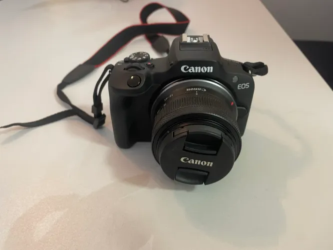 Câmera EOS R100 com Lente RF-S 18-45mm