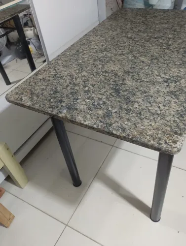 Vende mesa de mármore ( sem cadeiras)