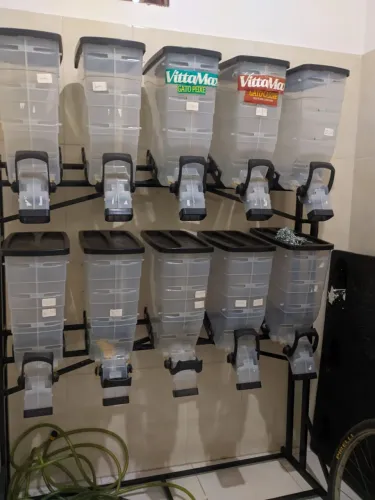 Dispensor de ração muito novo