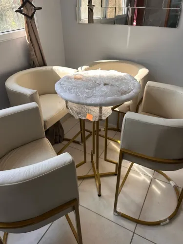 Mesa Alta Estilo Bistrô com 4 Cadeiras Luxo Bege em Couro