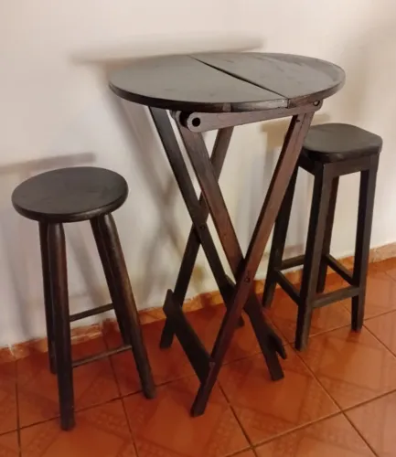 Mesa de Bar e 2 Bancos Madeira Maciça