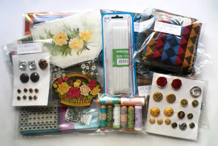 Kit c/ Diversos Itens P/ Costura e Customização c/ Tecidos, Linhas, Botões, Etc...