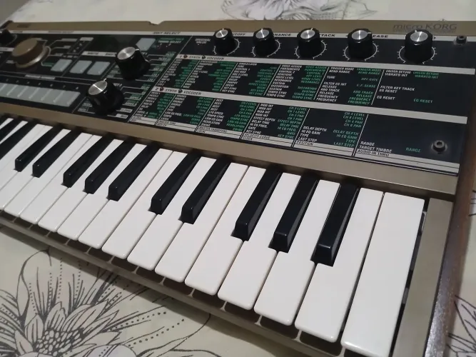 Teclado Micro Korg Synthesizer/Vocoder